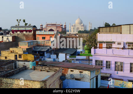 Taj Mahal auf dem Hintergrund Ansicht der Straße Gebäude der Stadt Agra Indien Stockfoto