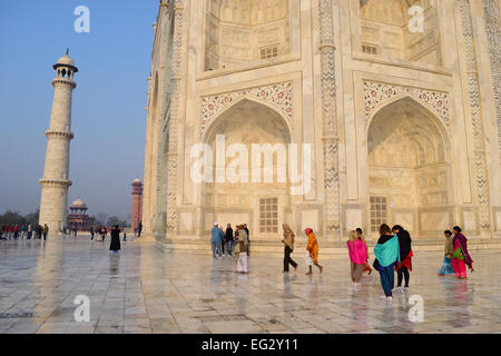 Touristen vor dem Taj Mahal Indien Stockfoto