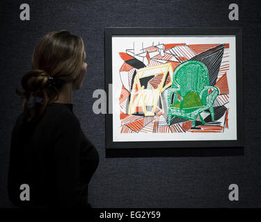 London, UK. 13. Februar 2015. Ein Mitglied des Personals bei Bonhams David Hockney zwei Pembroke Studio Stühle, von Moving Focus est £3.300-4.600 schaut, sich eine Vorschau der Auktion highlights aus den Nachlass von Lauren Bacall, bei Bonhams, London, England am 13. Februar 2015. Die Vorschau von 50 ausgewählten umfasst Werke von Henry Moore, David Hockney, Robert Graham, Noel Coward und Jim Dine - lose und wird voraussichtlich am 31. März und 1. April 2015 bei Bonhams New York versteigert. © Melissa Nord/Alamy Live-Nachrichten Stockfoto