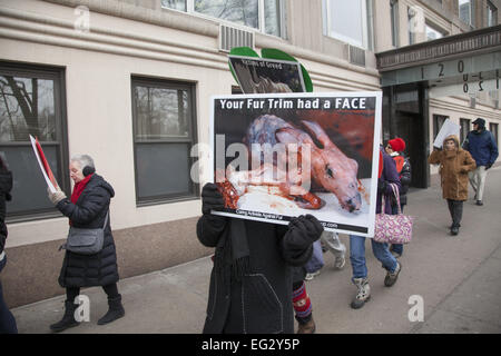 NY, NY, USA. 14. Februar 2015. Tierschützer Rechte öffnete ihre Herzen aus Protest am Valentinstag; marschieren auf 5th Ave., Bergdorf Goodman; ein Luxus waren Kaufhaus, das Fell verkauft; senden die Nachricht, dass Pelz zu kaufen ein Verbrechen gegen Tiere ist. Bildnachweis: David Grossman/Alamy Live-Nachrichten Stockfoto