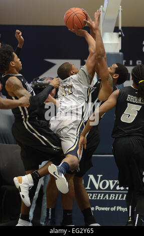 Washington, DC, USA. 14. Februar 2015. 20150214 - George Washington Wache Kethan Savage (11) wird auf einem Laufwerk in den Warenkorb von Virginia Commonwealth Wächter Jordan Burgess (20) im ersten Halbjahr eine NCAA Männer Basketball-Spiel im Smith Center in Washington gefoult. VCU besiegte GWU, 79-66. Bildnachweis: Chuck Myers/ZUMA Draht/Alamy Live-Nachrichten Stockfoto