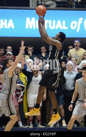 Washington, DC, USA. 14. Februar 2015. 20150214 - Virginia Commonwealth Wache Treveon Graham (21) trifft eine Sprungwurf über George Washington nach vorne Ryan McCoy (20) in der zweiten Jahreshälfte eine NCAA Männer Basketball-Spiel im Smith Center in Washington. VCU besiegte GWU, 79-66. Bildnachweis: Chuck Myers/ZUMA Draht/Alamy Live-Nachrichten Stockfoto