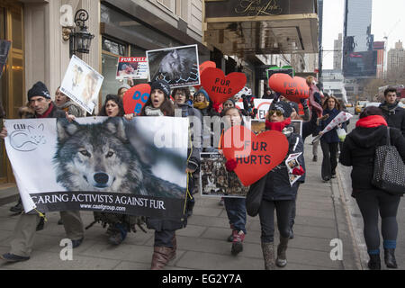 NY, NY, USA. 14. Februar 2015. Tierschützer Rechte öffnete ihre Herzen aus Protest am Valentinstag; marschieren auf 5th Ave., Bergdorf Goodman; ein Luxus waren Kaufhaus, das Fell verkauft; senden die Nachricht, dass Pelz zu kaufen ein Verbrechen gegen Tiere ist. Bildnachweis: David Grossman/Alamy Live-Nachrichten Stockfoto