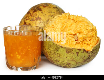 Medizinische Bael Frucht mit Saft auf weißem Hintergrund Stockfoto