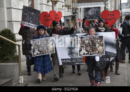 NY, NY, USA. 14. Februar 2015. Tierschützer Rechte öffnete ihre Herzen aus Protest am Valentinstag; marschieren auf 5th Ave., Bergdorf Goodman; ein Luxus waren Kaufhaus, das Fell verkauft; senden die Nachricht, dass Pelz zu kaufen ein Verbrechen gegen Tiere ist. Bildnachweis: David Grossman/Alamy Live-Nachrichten Stockfoto