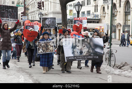 NY, NY, USA. 14. Februar 2015. Tierschützer Rechte öffnete ihre Herzen aus Protest am Valentinstag; marschieren auf 5th Ave., Bergdorf Goodman; ein Luxus waren Kaufhaus, das Fell verkauft; senden die Nachricht, dass Pelz zu kaufen ein Verbrechen gegen Tiere ist. Bildnachweis: David Grossman/Alamy Live-Nachrichten Stockfoto