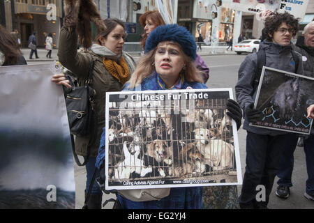 NY, NY, USA. 14. Februar 2015. Tierschützer Rechte öffnete ihre Herzen aus Protest am Valentinstag; marschieren auf 5th Ave., Bergdorf Goodman; ein Luxus waren Kaufhaus, das Fell verkauft; senden die Nachricht, dass Pelz zu kaufen ein Verbrechen gegen Tiere ist. Bildnachweis: David Grossman/Alamy Live-Nachrichten Stockfoto