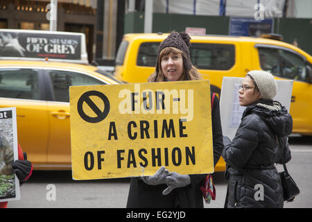 NY, NY, USA. 14. Februar 2015. Tierschützer Rechte öffnete ihre Herzen aus Protest am Valentinstag; marschieren auf 5th Ave., Bergdorf Goodman; ein Luxus waren Kaufhaus, das Fell verkauft; senden die Nachricht, dass Pelz zu kaufen ein Verbrechen gegen Tiere ist. Bildnachweis: David Grossman/Alamy Live-Nachrichten Stockfoto