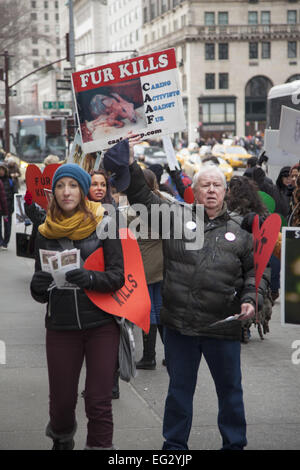 NY, NY, USA. 14. Februar 2015. Tierschützer Rechte öffnete ihre Herzen aus Protest am Valentinstag; marschieren auf 5th Ave., Bergdorf Goodman; ein Luxus waren Kaufhaus, das Fell verkauft; senden die Nachricht, dass Pelz zu kaufen ein Verbrechen gegen Tiere ist. Bildnachweis: David Grossman/Alamy Live-Nachrichten Stockfoto