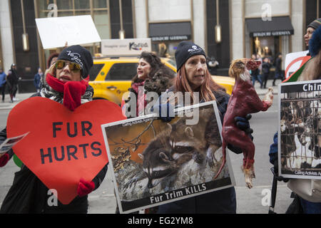 Tierschützer Rechte öffnete ihre Herzen aus Protest am Valentinstag; marschieren auf 5th Ave., Bergdorf Goodman; ein Luxus waren Kaufhaus, das Fell verkauft; senden die Nachricht, dass Pelz zu kaufen ein Verbrechen gegen Tiere ist. Stockfoto