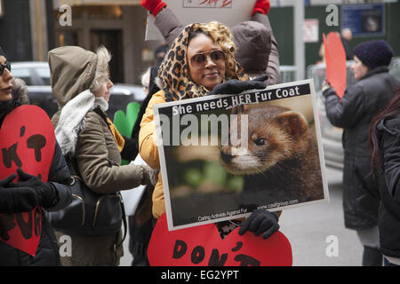 NY, NY, USA. 14. Februar 2015. Tierschützer Rechte öffnete ihre Herzen aus Protest am Valentinstag; marschieren auf 5th Ave., Bergdorf Goodman; ein Luxus waren Kaufhaus, das Fell verkauft; senden die Nachricht, dass Pelz zu kaufen ein Verbrechen gegen Tiere ist. Bildnachweis: David Grossman/Alamy Live-Nachrichten Stockfoto