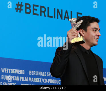 Berlin, Deutschland. 14. Februar 2015. Direktor Jayro Bustamante hält seine silbernen Bären für Alfred Bauer Prize für den Film "Ixcanul" während einer Pressekonferenz nach der Verleihung der 65. Internationalen Filmfestspiele Berlinale in Berlin, Deutschland, 14. Februar 2015. Bildnachweis: Luo Huanhuan/Xinhua/Alamy Live-Nachrichten Stockfoto