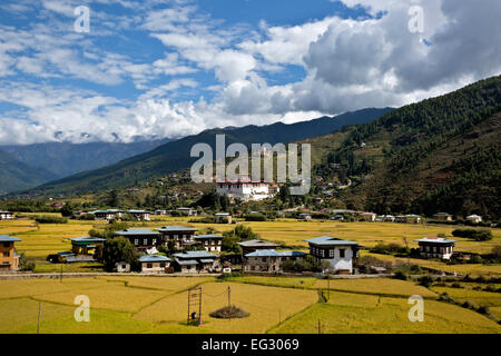 BHUTAN - Feldern füllen ebenes Land, während Paro Dzong und das Nationalmuseum sich auf dem Hügel über der Stadt Paro befinden. Stockfoto