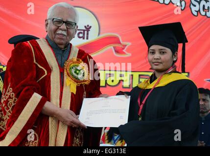 Uttar Pradesh Gouverneur Ram Naik Angebot Grad gold Medlist Studenten während der 9. Einberufung von Uttar Pradesh Rajarshi Tondon Universität in Allahabad öffnen. © Prabhat Kumar Verma/Pacific Press/Alamy Live-Nachrichten Stockfoto