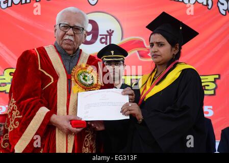 Uttar Pradesh Gouverneur Ram Naik Angebot Grad gold Medlist Studenten während der 9. Einberufung von Uttar Pradesh Rajarshi Tondon Universität in Allahabad öffnen. © Prabhat Kumar Verma/Pacific Press/Alamy Live-Nachrichten Stockfoto