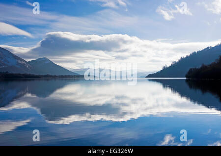 Wohnung ruhig am See Bassenthwaite, symmetrische spiegelnden Reflexionen des Fells, Wald und Himmel, winter, Lake District, Cumbria Stockfoto