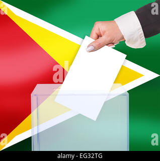 Wahlhilfe Abstimmung durch Stimmzettel, unter der Flagge Guyana Stockfoto