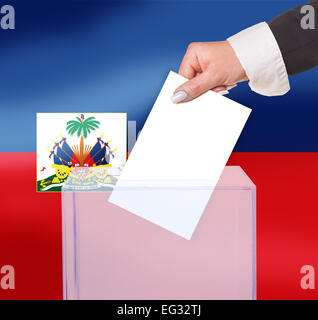 Wahlhilfe Abstimmung durch Stimmzettel, unter der Flagge von Haiti Stockfoto