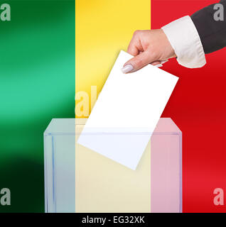 Wahlhilfe Abstimmung durch Stimmzettel, unter der Flagge Mali Stockfoto