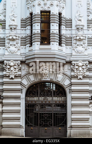 Fassade des Art Nouveau (Jugendstil) Gebäude in der 10 b Elizabetes Iela, Riga, Lettland-entworfen von Mikhail Eisenstein Stockfoto