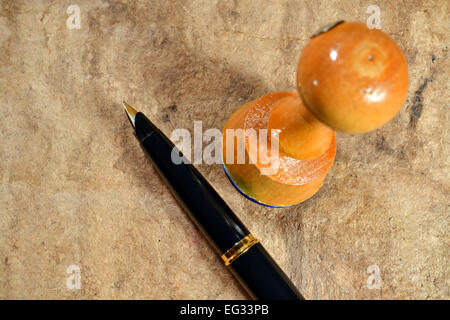 Hölzerne Stempel und inky Stift auf Vintage-Hintergrund Stockfoto