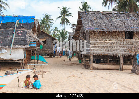 Nacpan, Philippinen - Januar 17,2015: Menschen vor Ort in einem Fischerdorf am Nacpan Strand, Palawan in den Philippinen Stockfoto