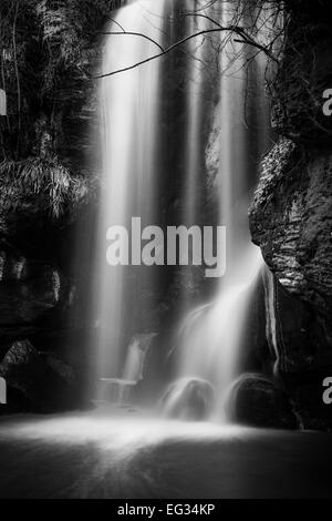 Roughting Linn-Wasserfall in der Nähe von Wooler im Herzen von Northumberland, England, in einer schönen, geheimen Alleinlage Tal Stockfoto