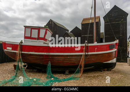 Blick auf die Altstadt Fisch Boot inmitten Fische net Hütten aus Holz gebaut und im historischen Dorf von Hastings, East Sussex schwarz lackiert Stockfoto