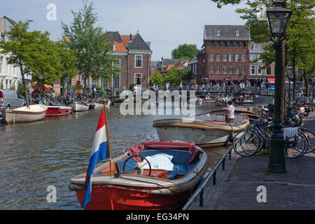 Leiden. Niederländische Provinz Süd-Holland, Niederlande. Zusammenfluss von Oude und Nieuwe (alte und neue Rhein). Stockfoto