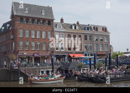 Leiden. Niederländische Provinz Süd-Holland, Niederlande. Zusammenfluss von Oude und Nieuwe (alte und neue Rhein). Zentralen Bereich Stadt. Stockfoto