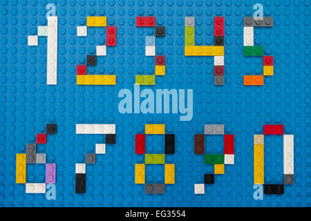 Tambow, Russische Föderation - 14. Februar 2015 Lego custom Zahlen auf Lego blauer Grundplatte Hintergrund. Studio gedreht. Stockfoto