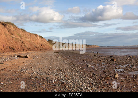 Im Bereich der Thurstaston, Wirral. Malerische Aussicht auf Thurstaston Strand und den Fluss Dee bei Ebbe. Stockfoto