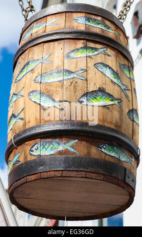 Kopenhagen, Dänemark - 19. April 2010: Großes Holzfass verziert mit gemalten Fisch in einem traditionellen Hering-Restaurant in Nyhav Stockfoto