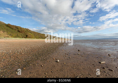 Im Bereich der Thurstaston, Wirral. Malerische Aussicht auf Thurstaston Strand und den Fluss Dee bei Ebbe. Stockfoto