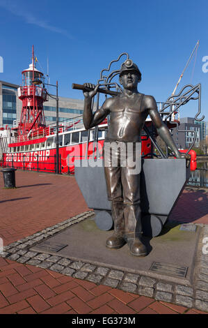 Bronze Statue eines walisischen Bergmanns "Von Pit zu Hafen" an Wales in Cardiff Bay Stockfoto