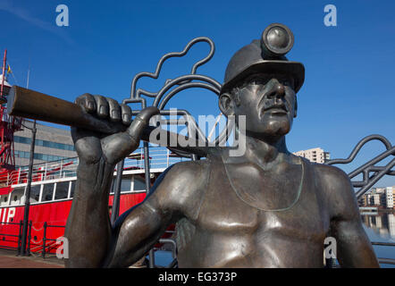 Bronze Statue eines walisischen Bergmanns "Von Pit zu Hafen" an Wales in Cardiff Bay Stockfoto