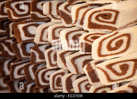 Traditionellen Kokosnuss und Schokolade Nougat süße am Marktstand Stockfoto