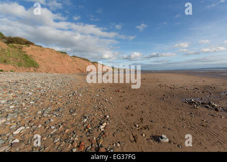 Im Bereich der Thurstaston, Wirral. Malerische Aussicht auf Thurstaston Strand und den Fluss Dee bei Ebbe. Stockfoto