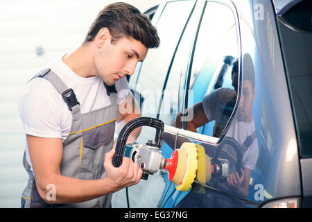 Kfz-Mechaniker an der Tankstelle Stockfoto