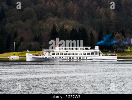 Das Dampfschiff Teal hinunter Lake Windermere in Richtung Seeufer im See Bezirk Nationalpark Cumbria England UK Stockfoto