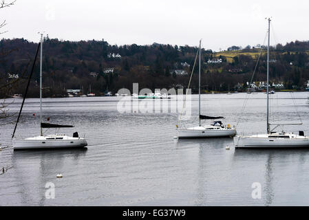 Yachten ankern in Lake Windermere mit der Kette Fähre Boot Stockente Betrieb im Hintergrund weit Sawrey Cumbria England UK Stockfoto