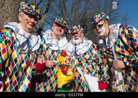 Düsseldorf, Deutschland. 15. Februar 2015. Straßenkarneval Feierlichkeiten statt auf Königsallee (Kö) in Düsseldorf vor dem traditionellen Rosenmontag Umzug (Rosenmontagszug). Foto: Carnivalpix/Alamy Live-Nachrichten Stockfoto