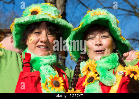 Düsseldorf, Deutschland. 15. Februar 2015. Straßenkarneval Feierlichkeiten statt auf Königsallee (Kö) in Düsseldorf vor dem traditionellen Rosenmontag Umzug (Rosenmontagszug). Foto: Carnivalpix/Alamy Live-Nachrichten Stockfoto