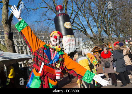 Düsseldorf, Deutschland. 15 Februar 2015. Clown feiert Karneval. Im Vorfeld der traditionellen Faschingsumzüge (Rosenmontagszug) finden in der Düsseldorfer Königsallee (Kö) Straßenkarneval-Feiern statt. Foto: Carnivalpix/Alamy Live News Stockfoto