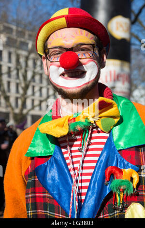 Düsseldorf, Deutschland. 15 Februar 2015. Clown feiert Karneval. Im Vorfeld der traditionellen Faschingsumzüge (Rosenmontagszug) finden in der Düsseldorfer Königsallee (Kö) Straßenkarneval-Feiern statt. Foto: Carnivalpix/Alamy Live News Stockfoto