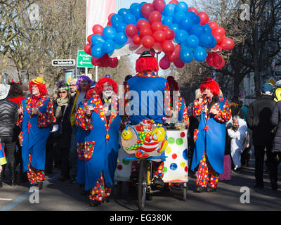 Düsseldorf, Deutschland. 15. Februar 2015. Clowns im Königsallee. Straßenkarneval Feierlichkeiten statt auf Königsallee (Kö) in Düsseldorf vor dem traditionellen Rosenmontag Umzug (Rosenmontagszug). Foto: Carnivalpix/Alamy Live-Nachrichten Stockfoto