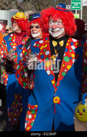 Düsseldorf, Deutschland. 15. Februar 2015. Clowns im Königsallee. Straßenkarneval Feierlichkeiten statt auf Königsallee (Kö) in Düsseldorf vor dem traditionellen Rosenmontag Umzug (Rosenmontagszug). Foto: Carnivalpix/Alamy Live-Nachrichten Stockfoto