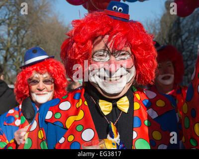 Düsseldorf, Deutschland. 15. Februar 2015. Clowns im Königsallee. Straßenkarneval Feierlichkeiten statt auf Königsallee (Kö) in Düsseldorf vor dem traditionellen Rosenmontag Umzug (Rosenmontagszug). Foto: Carnivalpix/Alamy Live-Nachrichten Stockfoto