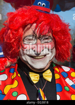 Düsseldorf, Deutschland. 15. Februar 2015. Clowns im Königsallee. Straßenkarneval Feierlichkeiten statt auf Königsallee (Kö) in Düsseldorf vor dem traditionellen Rosenmontag Umzug (Rosenmontagszug). Foto: Carnivalpix/Alamy Live-Nachrichten Stockfoto