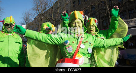 Düsseldorf, Deutschland. 15. Februar 2015. Straßenkarneval Feierlichkeiten statt auf Königsallee (Kö) in Düsseldorf vor dem traditionellen Rosenmontag Umzug (Rosenmontagszug). Foto: Carnivalpix/Alamy Live-Nachrichten Stockfoto